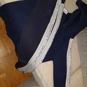 GANT jr unisex strl 140 adress tröja+byxa - Min dotter har använt dressen under kort tid, byxorna var verkligen favoriter och är alltså mer välanvända/nötta med 1 minimalt hål på byxorna. Tröjan nästan nyskick. Köpt från Gants hemsida, inköpspris ca 1800sek. 
