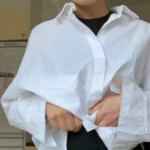 Oversized skjorta från Zara, Strl M, vit. Stor, skön, härlig och perfekt basic-plagg att ha i garderoben!!! 💕 Kan mötas upp i Göteborg!💕 Betalning via swish och köparen står för frakten 📦 
