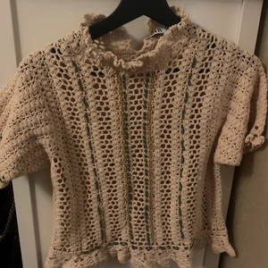 stickad topp  - superfin stickad topp med detaljer från zara!!💘 säljer då den inte kommer till användning! tröjan är i storlek L men är väldigt liten i storleken så skulle säga att den är en S/M💘💘