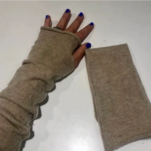 LISA YANG CASHMERE VANTAR - Säljer mina sjukt snygga och varma Lisa Yang vantar. 100% Kashmir. Inga hål eller andra defekter, endast små trådar som gått upp vid tummen, men inget man känner eller tänker på. Skriv privat för fler bilder. Nypris: 600kr. Inte alls så använda. Slutsålda senast jag var där. Buda privat eller köp direkt för 600.