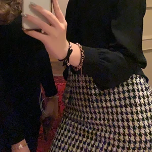 Mönstrig svartvit kjol - Köpt på Hm och använd på julafton 2019 bara. Säljer pågrund av att den inte längre är min stil men väldigt fin annars 