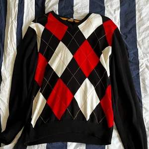 svart-röd-vit rutig tunn tröja  - köpt på lindex