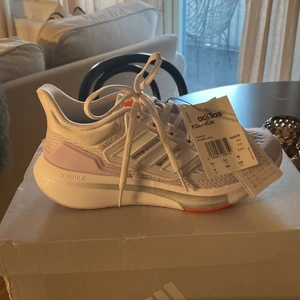 Adidas skor storlek 36  - Helt oanvända skor från adidas kartong och prislappar kvar. 