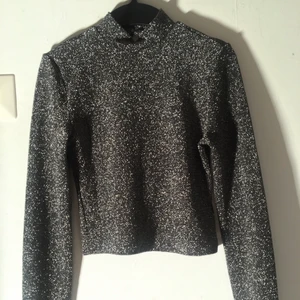 Topp - Svinsnygg glittrig topp med öppen rygg. Från HM i strl S men passar också som en XS💖