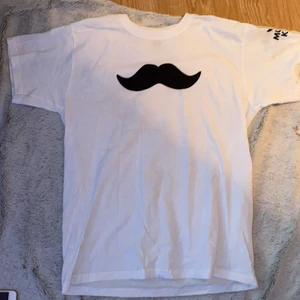 Mustasch kampen t-shirt  - En vit mustasch kampen tröja aldrig använd 
