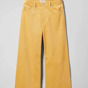Byxor - Gula manchesterbyxor från Weekday i strl 34💛