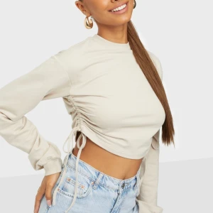 Tröja  - Tröja som man kan dra åt på sidorna från Nelly som är använd ca tre gånger.