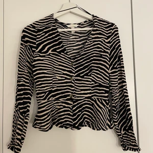 Zebrarandig topp från h&m - Zebrarandig topp från h&m i storlek 38, använd fåtal gånger. Bra skick👍🏼