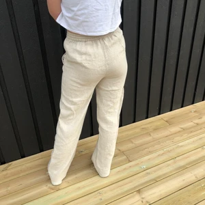 Zara linnebyxor - Såå fina linnebyxor från zara!! Köpta förra sommaren, aldrig använda och har lapparna kvar! Köpta för 399 kr ⚡️