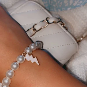 Pärlarmband med berlock - Handgjorda armband🦋⚡️ väj mellan en vit blixt eller en rosa/vit fjäril (se bild 2) 💕 valfri längd på armbandet, anpassas efter kund! ⭐️ 49 kr+12 frakt 📦 (skriv för mer info🧚🏼‍♀️)