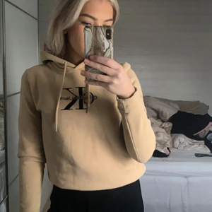 Calvin Klein hoodie  - Beige hoodie från Calvin Klein, köpt för flera år sedan därav är det en lite äldre modell, storlek S men passar XS oxå