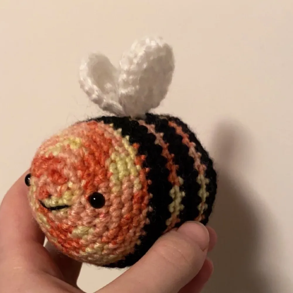 Handgjord virkad humla. Orange färg. Material; aktylgarn, polyester vadd, platsögon. Mått: ca 6 cm • 8,5 cm. Frakt inom Sverige ingår i priset. Betalas med Swish. . Muu.