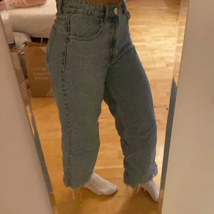 Zara jeans storlek 34 - Detta är ett par jeans från Zara som nu är för små. Dem är använda fåtal gånger och är väldigt fräscha. Och är ljusblåa.