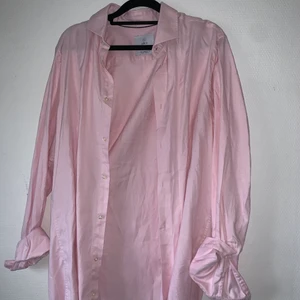 Bläck skjorta - Rosa skjorta från märket Bläck. Topp skick och stor i storlek så perfekt oversized.