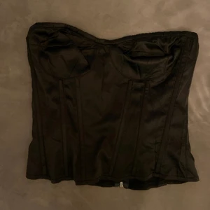 Korsett/top - Helt ny och oanvänd. 120kr + frakt som ligger på cirka 12-24kr🤍🚩🚩🚩🚩Nej jag kan tyvärr inte fota hur den sitter på då den säljs pga för liten för mig!! 
