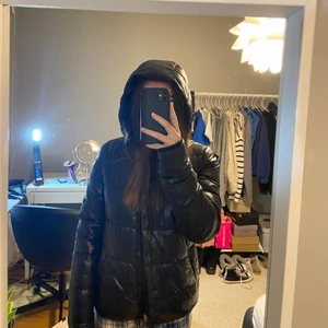 Puff jacka  - Säljer min jacka som tyvärr inte kommer till användning, köpt för ca 1 år sen och är i väldigt bra skick! Frakt betalar köparen, BUDA!