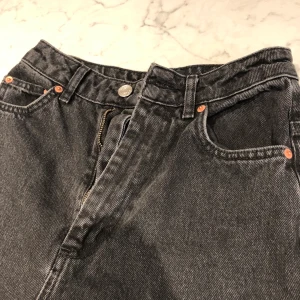Jeans Asos - Jeans från Asos som är mycket vida i benen, där av att jag säljer de. Mörkare färg än på bilden! St. 25/36. Köpare står för frakt