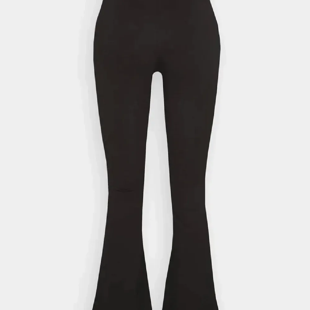 Säljer dessa Bootcut trousers från Ginatricot, de är i modellen petite. Haft dom i ungefär 1 år men använt dom kanske 3/5 månader, den har ett pytte litet ”hål” längst vid inre låren men syns knappt. De är annars i perfekt skick. Storlek XXS men passar även XS.. Jeans & Byxor.