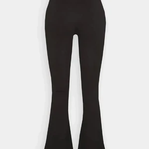 Petite trousers  - Säljer dessa Bootcut trousers från Ginatricot, de är i modellen petite. Haft dom i ungefär 1 år men använt dom kanske 3/5 månader, den har ett pytte litet ”hål” längst vid inre låren men syns knappt. De är annars i perfekt skick. Storlek XXS men passar även XS.