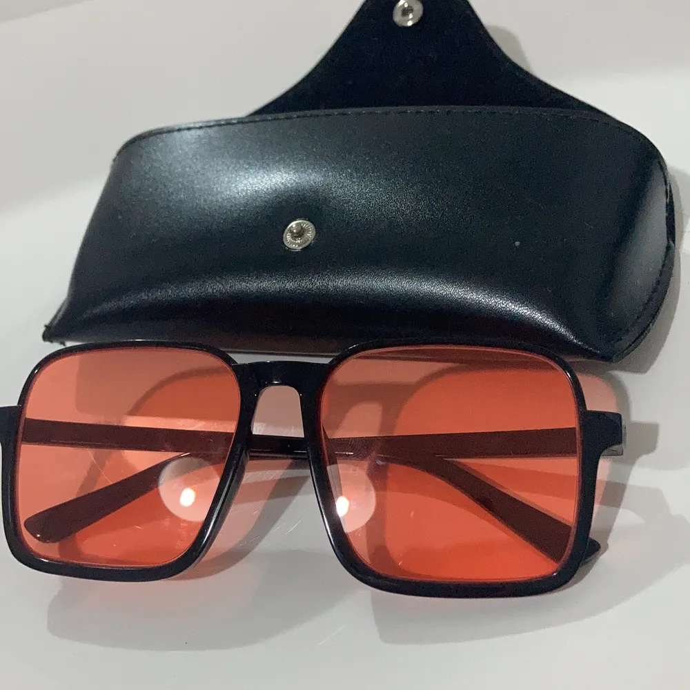 Säljer dessa supersöta solglasögon, med orange båge. Glasögonfodral medföljer. Kontakta mig gärna vid funderingar! <3 . Accessoarer.