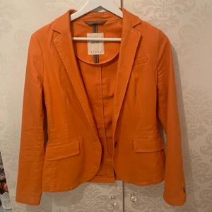 Orange kavaj  - säljer denna superfina kavaj från Esprit! figursydd modell, stl 34 🧡 