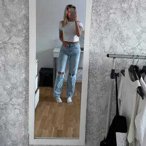 Blå jeans från Gina tricot, storlek 34! Populära modellen 90s highwaist