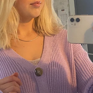 Lila stickad tröja - Lila stickad tröja från Bershka. Inte min stil så bara använd någon gång och därför i nyskick! 💕 