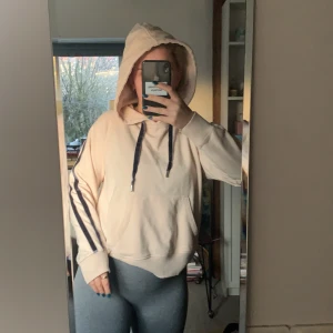 Rosa hoodie - Jättefin rosa hoodie med coola band i samet. Nypris: 800kr Mitt pris: 150kr + frakt