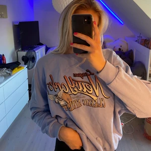 Blå Sweatshirt med tryck  - En blå sweatshirt med tryck fram, har endast kommit till användning en gång! Mysigt material och väldigt bekväm. Hör av dig vid frågor💕 