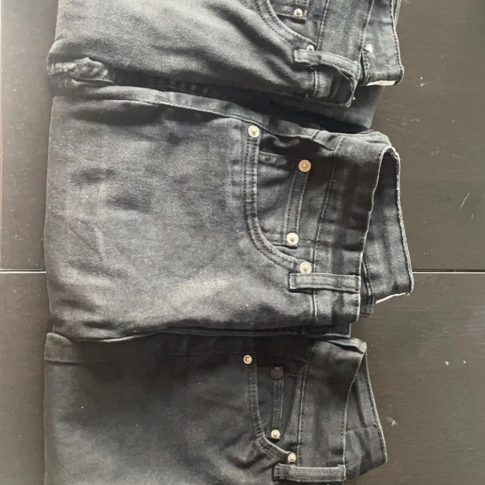 Tre par skinny-jeans. Dom som är i XXS är helt nya och alldrig kommit till användning. Dom andra två är XS och andvänts några gånger. 300kr för alla tre anars 100kr för ett par.. Jeans & Byxor.