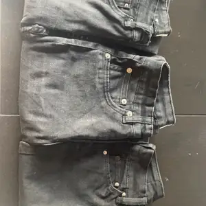 Tre par skinny-jeans. Dom som är i XXS är helt nya och alldrig kommit till användning. Dom andra två är XS och andvänts några gånger. 300kr för alla tre anars 100kr för ett par.
