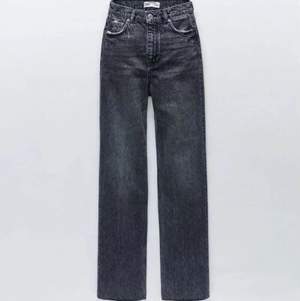 Ett par gråa zara jeans i en urtvättad grå färg. Dom är i storleken 34 och köpte dom för 400kr. Dom är straight leg och ska vara i full length men har klippt av ca 7 cm dom är i bra skick. har ni några frågor så är de bara att fråga.              (Jag är ca 162 