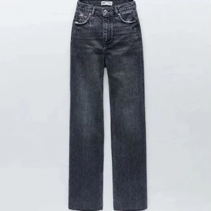 Grå zara jeans  - Ett par gråa zara jeans i en urtvättad grå färg. Dom är i storleken 34 och köpte dom för 400kr. Dom är straight leg och ska vara i full length men har klippt av ca 7 cm dom är i bra skick. har ni några frågor så är de bara att fråga.              (Jag är ca 162 