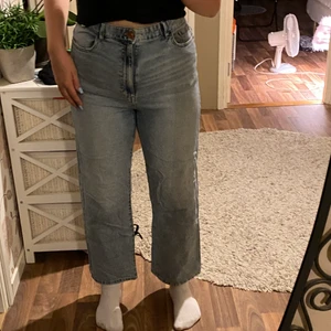 Jeans  - Jag säljer ett par jeans som är ljus blåa, dom är i storlek 40.
