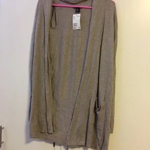 Kofta  - Tunn skön kofta. Oanvänd. Nypris 199. Storlek XS.