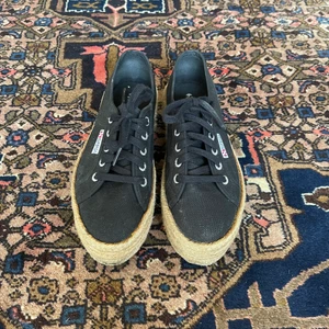 Superga 2790 platform sneakers - strl 38 - Säljer mina svarta Superga flatform espadrilles sneakers med jutesula i storlek 38 då de är något små för mig😢 endast använda ett par gånger så i bra skick! Köpta för ca 900kr. 