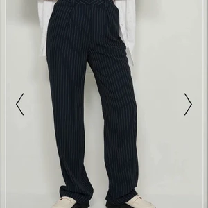 Kostymbyxor - Blå, löst sittande,  kostymbyxor. Supersköna och avslappnade. Jag köpte dem från Nakd, för 2år sedan men har endast använt 1-2ggr. Pris 175 kr + frakt. Storlek 36