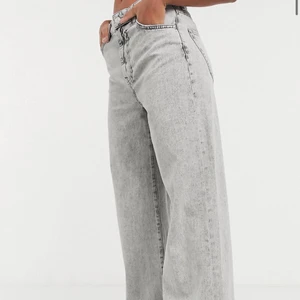 Gråa jeans  - Gråa vida jeans från bershka. Knappt använda. Köparen står för frakt. 