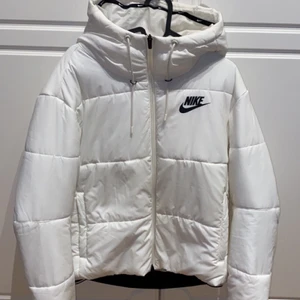Nike jacka storlek M - Säljer min Nike jacka då den är för stor, knappt använd och tvättad. Inga fläckar, så den är hel och ren!