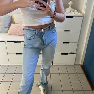 Jeans från Gina tricot  - Ett par jeans från Gina tricot i storlek 36. Jeansen har en slits vid benen som är en sån fräck detalj och det gör verkligen hela jeansen😍 Köpt för 600kr