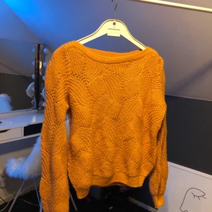 Stickad brun/ orange cardigan - Stickad tröja i storlek XS, men passar även en mindre M. Inga hål/skador mm.  ny pris 299kr från Lindex.😊