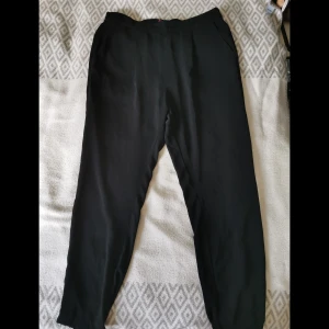 Tunna kostymbyxor - Nästintill oanvända byxor från Indiska. Elastiska, funkar fint som kostymbyxa till festen. 