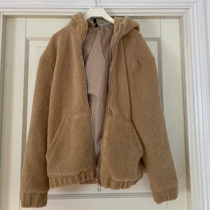 Teddy-jacka med luva.  - Fin brun mysig Teddy jacka med luva. Storlek 38. Nyskick