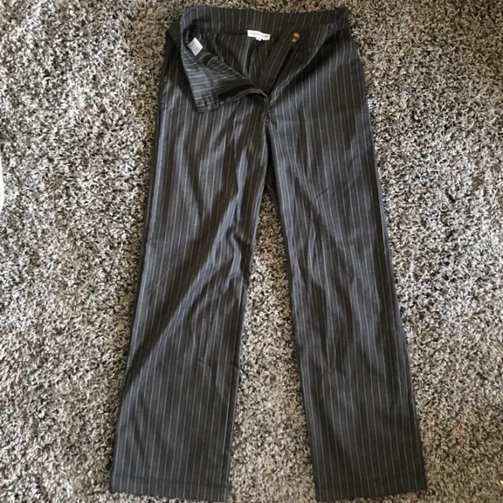 Gråa kostymbyxor med kritstreck från Venderbys. Storlek M. Aldrig använda. Köpta för 600 kr. 80 cm innerben. 75 cm i midjan.. Jeans & Byxor.
