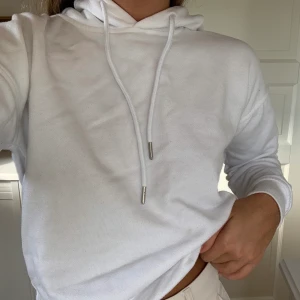 Vit hoodie - Vit hoodie från junkyard i modellen ”Urban Classic”🤍mycket bra skick! Nypris: 399 kr