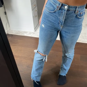 Slitna jeans  - Slitna blåa jeans från zara 