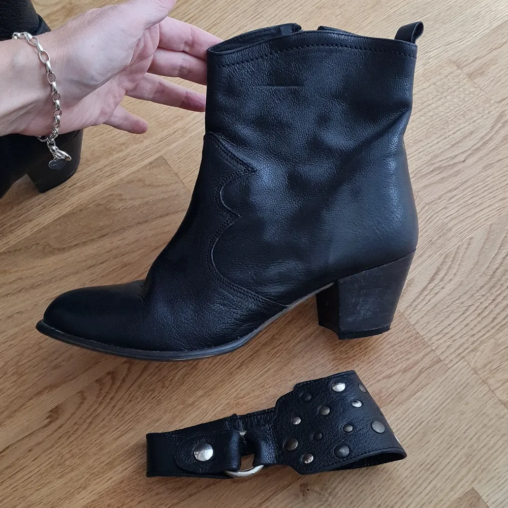 Boots with removal details bought in Paris. Size 40 but I normally wear a size 39. Skor.