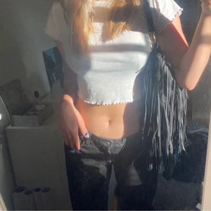 T- shirt - Säljer denna t-shirt från top shop. Väldigt bra plagg att ha i garderoben. Köparen står för frakten💕