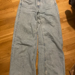 Weekday jeans - Weekday jeans som säljes pågrund av försmå, använd fåtals gånger. Bra skick med en liten fläck som knappt syns.✌🏼