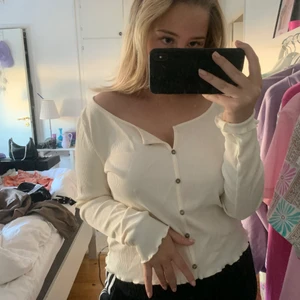 Fin tröja  - Endast testad, 10/10 skick, storleken är L men passar på mig som är S💜